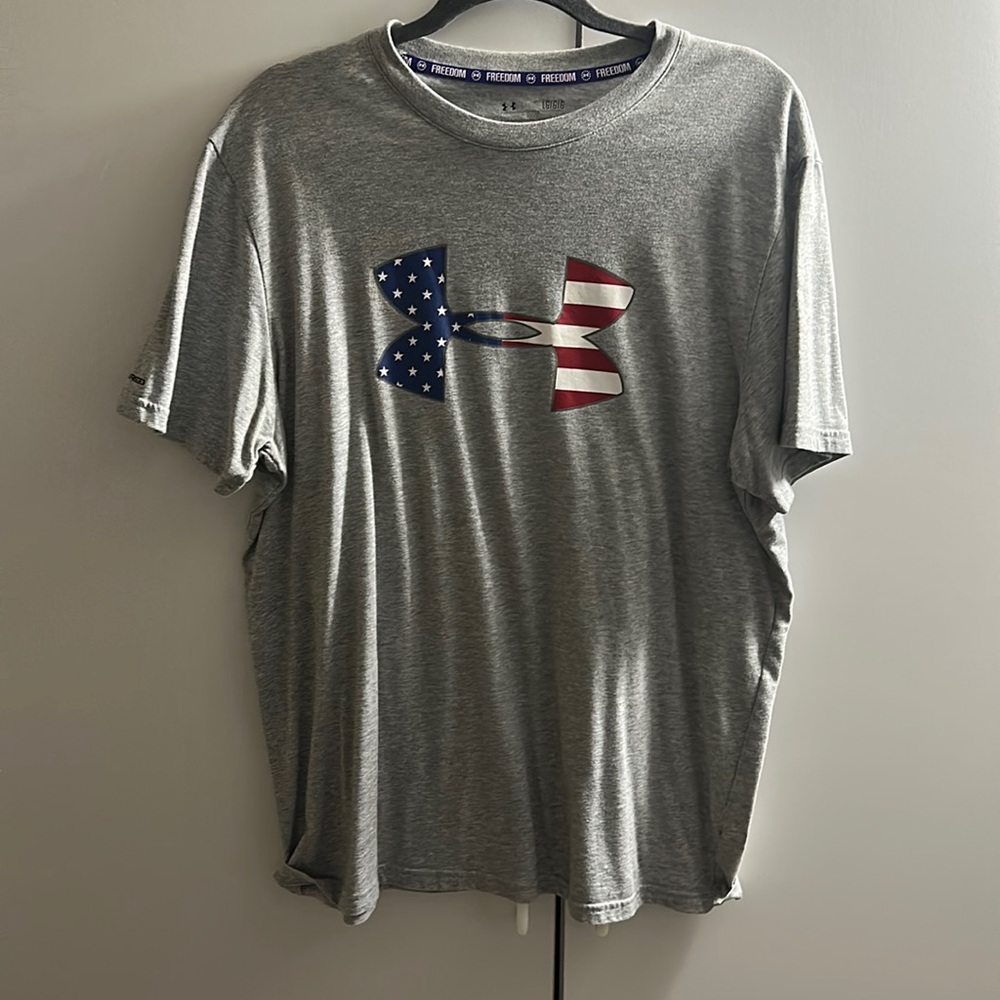 Men’s under armour grey tshirt.